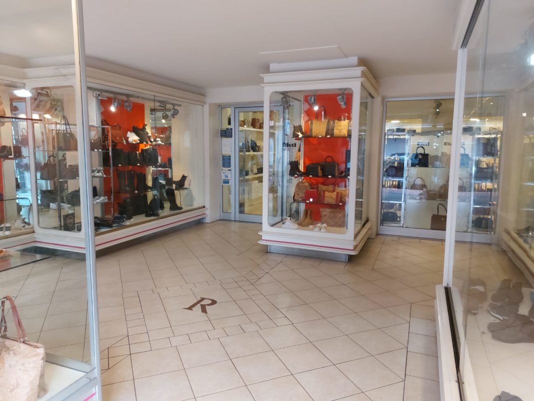 Chiude lo storico negozio di calzature Ricci. Il saluto della famiglia Tonarelli Giornale di Barga